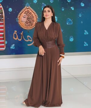Shahad Hasan Instagram - اختلاف الأذواق مو خلاف… هو مساحة نتعرّف بيها على العالم بعيون غير عيوننا. كل واحد يشوف الجمال بطريقته، وهذا اللي يخلي الحياة ألوان، مو لون واحد.
الفستان من @sunfere_official  استخدموا كود الخصم SHAHA15