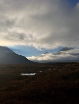 Shannon Elizabeth Instagram - Traveling through #Scotland & it's absolutely STUNNING! What a beautiful country!! 

Drove through Glencoe, Fort Williams & now in Fort Augustus looking for the Loch Ness monster. 🦕

Where shall I go today?? Time will tell. ✨

#travel #explorer #exploring #visitscotland
