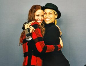 Shannon Elizabeth Instagram - Some of the best bits from @comicconscotland... 

So great seeing @rosariodawson among so many other greats!! 

#scotland #comicconscotland #shannonelizabeth #rosariodawson