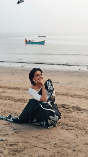 Shanti Priya Instagram - लहरों के साथ बहता हुआ मन.... ♥️

Saree :- @sujatradesigns 

#ShanthiPriya

[ Shanthi Priya, fashion, beach, style, montage, peace, candid, sunset vibes, elegant, saree, ocean side, fyp, explore, explore page ]