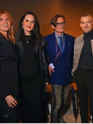 Sharon Horgan Instagram - Thank you Paris and @hermes. It was all beautiful 

@hermes Suit and boots and bag and bracelet
@agentprovocateur bra
@branchonthepark necklaces and rings
@florriewhitemakeup 
@knightjosh hair
@sivey_ hot date