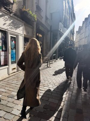 Sharon Horgan Instagram - Thank you Paris and @hermes. It was all beautiful 

@hermes Suit and boots and bag and bracelet
@agentprovocateur bra
@branchonthepark necklaces and rings
@florriewhitemakeup 
@knightjosh hair
@sivey_ hot date