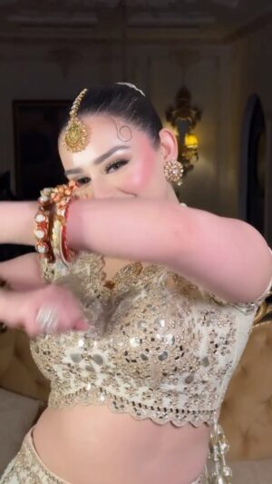 Shazeal Shoukat Instagram - When your fit is doing all the talk ✨
👗@abhinavmishra_ 
💄@aroojmua @glitzandglam._official 
💎💍@opalbymadihaihsan 💕
📸@aqsamehboob_ 
Especial thanks to each one of you 
(Style, sangeet, ootd, love yourself, winter wedding’s, fashion)
#shazealshoukat