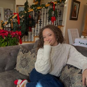 Shelby Simmons Instagram - ⭐️Merry Christmas⭐️ Tis the season of love and new life! We’re coming to the end of another year and I’m just reminded of how important it is to end it on the highest note. It’s expensive buying presents for everyone and where there is family, there’s DRAMA, but this year, for the first time at least for me, I was excited to pick out gifts and spend time listening to the drama. I’ll never get another family, and it’s only once a year I get to see them all. Regardless of everything else these are the people who shaped us and we have shaped them, isn’t that kind of beautiful?