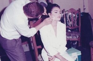 Sherihan Instagram - هذا الرجل الفنان المحترم الملتزم يعني لي الكثير فناً وخلقاً وإلتزاماً .. الأستاذ عزيز إبراهيم .. جزء أصيل من تاريخي الذي أتشرف به. 

ماكنش ممكن أبداً أقف تاني أمام كاميرا أو على خشبة مسرح وأنت ليس خلفها 

شكراً أستاذ عزيز إبراهيم. @aziz__ebrahim