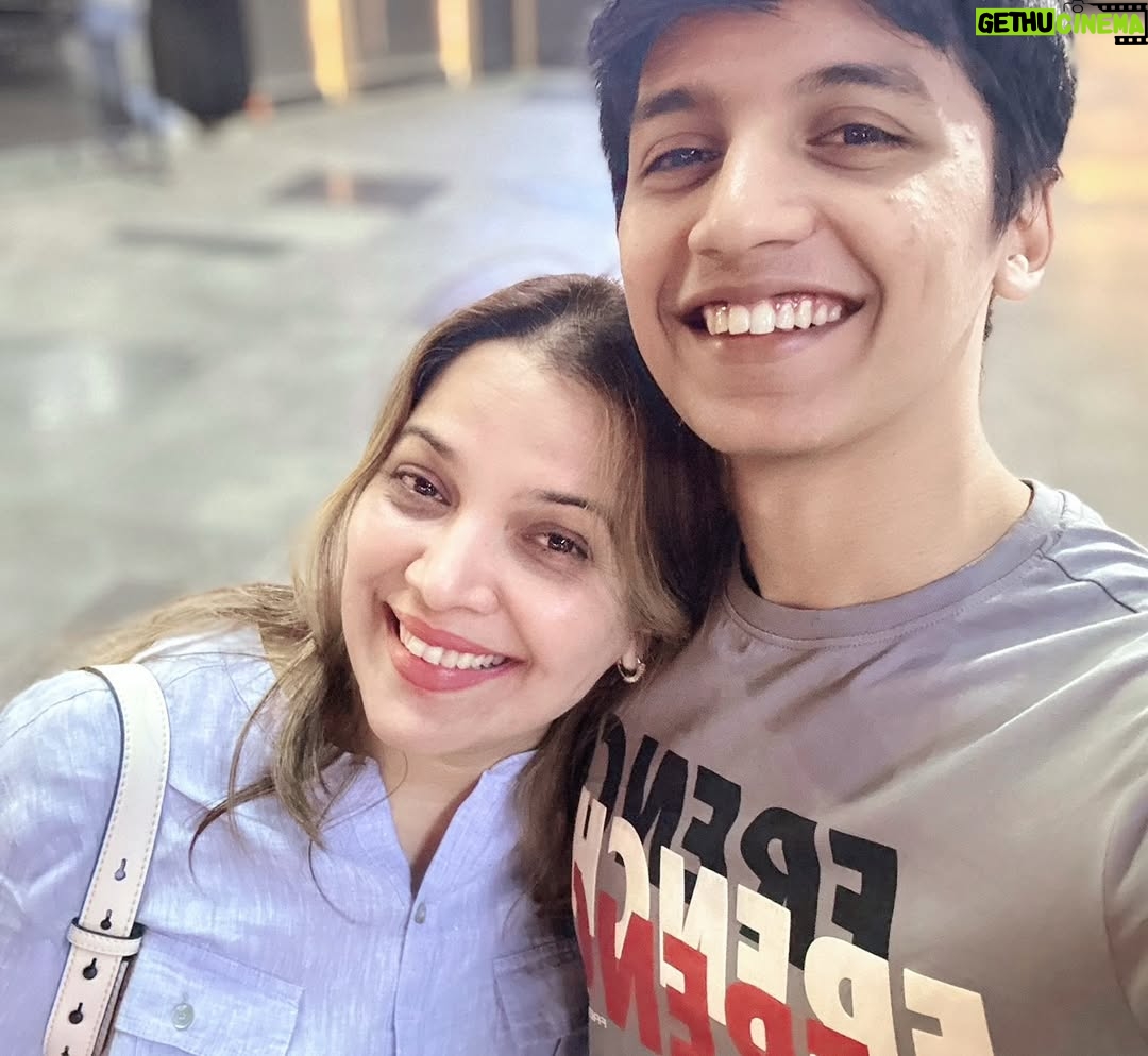 Shilpa Tulaskar - 4.5K Likes - जवळ जवळ वर्ष संपत आलं. हे वर्ष शूट त्यासाठीचा प्रवास नाटकाचे प्रयोग ह्या सगळ्यात गेलं. प्रत्येक पात्र साकारताना त्या पात्राचा अभ्यास करणं त्याला स्वतःमध्ये झिरपू देणं हे दिसायला सोपं असलं तरी मनावर काही ना काही छाप सोडून जातं. पण ह्या प्रत्येक पात्रामागे धावता धावता सतत आत बोलत असतं ते आईपण... 
शूट साठी बाहेर गेल्यावर आपलं बाळ काय करत असेल ह्याची काळजी सतत मनाला लागून राहिलेली असते. दिवसाअखेर आईला तिचं बाळ काही सोडवत नाही. ते कितीही मोठं झालं तरी... 
अशा ह्या पात्र आणि आई च्या द्विधा मनस्थितीत कुठेतरी थेरपी हवी असं वाटतं... 
आणि मग वाजते नाटकाची तिसरी घंटा... “मी vs मी” - कारण हे नाटक नाही थेरपी आहे.
 15 November. Saturday. 4 pm. Dinanath Natyagruha.
 As I leave my heart back home each time I step out to work for the past 22 years…(That’s how old my first born is… ) I feel a deep sense of longing and belonging. A longing to rush back and hold my babies tight . Forever. A belonging to a world that that gave me my place in this beautiful world of ‘make believe’ ! 
  I realise that it is so so gratifying to paint your face the various colours of each character you bring to life even while something keeps tugging at your heart that you left at home. 
  What you leave behind is very precious. Your only wealth. But a lot of times you also leave behind high fevers, aching tummies, firecracker burns, handfull of puke, motorbike injuries and eyes that stare into your soul saying “ Aai you go” .  Because you made a commitment. To paving the way to make a life of balance and meaning . A balance you never create. A meaningful life you most surely do. You carry this to your performance. That, now is your therapy. #mevsme👊 . Not just a play. Therapy😊
