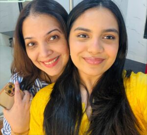 Shilpa Tulaskar Instagram - जवळ जवळ वर्ष संपत आलं. हे वर्ष शूट त्यासाठीचा प्रवास नाटकाचे प्रयोग ह्या सगळ्यात गेलं. प्रत्येक पात्र साकारताना त्या पात्राचा अभ्यास करणं त्याला स्वतःमध्ये झिरपू देणं हे दिसायला सोपं असलं तरी मनावर काही ना काही छाप सोडून जातं. पण ह्या प्रत्येक पात्रामागे धावता धावता सतत आत बोलत असतं ते आईपण... 
शूट साठी बाहेर गेल्यावर आपलं बाळ काय करत असेल ह्याची काळजी सतत मनाला लागून राहिलेली असते. दिवसाअखेर आईला तिचं बाळ काही सोडवत नाही. ते कितीही मोठं झालं तरी... 
अशा ह्या पात्र आणि आई च्या द्विधा मनस्थितीत कुठेतरी थेरपी हवी असं वाटतं... 
आणि मग वाजते नाटकाची तिसरी घंटा... “मी vs मी” - कारण हे नाटक नाही थेरपी आहे.
 15 November. Saturday. 4 pm. Dinanath Natyagruha.
 As I leave my heart back home each time I step out to work for the past 22 years…(That’s how old my first born is… ) I feel a deep sense of longing and belonging. A longing to rush back and hold my babies tight . Forever. A belonging to a world that that gave me my place in this beautiful world of ‘make believe’ ! 
  I realise that it is so so gratifying to paint your face the various colours of each character you bring to life even while something keeps tugging at your heart that you left at home. 
  What you leave behind is very precious. Your only wealth. But a lot of times you also leave behind high fevers, aching tummies, firecracker burns, handfull of puke, motorbike injuries and eyes that stare into your soul saying “ Aai you go” .  Because you made a commitment. To paving the way to make a life of balance and meaning . A balance you never create. A meaningful life you most surely do. You carry this to your performance. That, now is your therapy. #mevsme👊 . Not just a play. Therapy😊