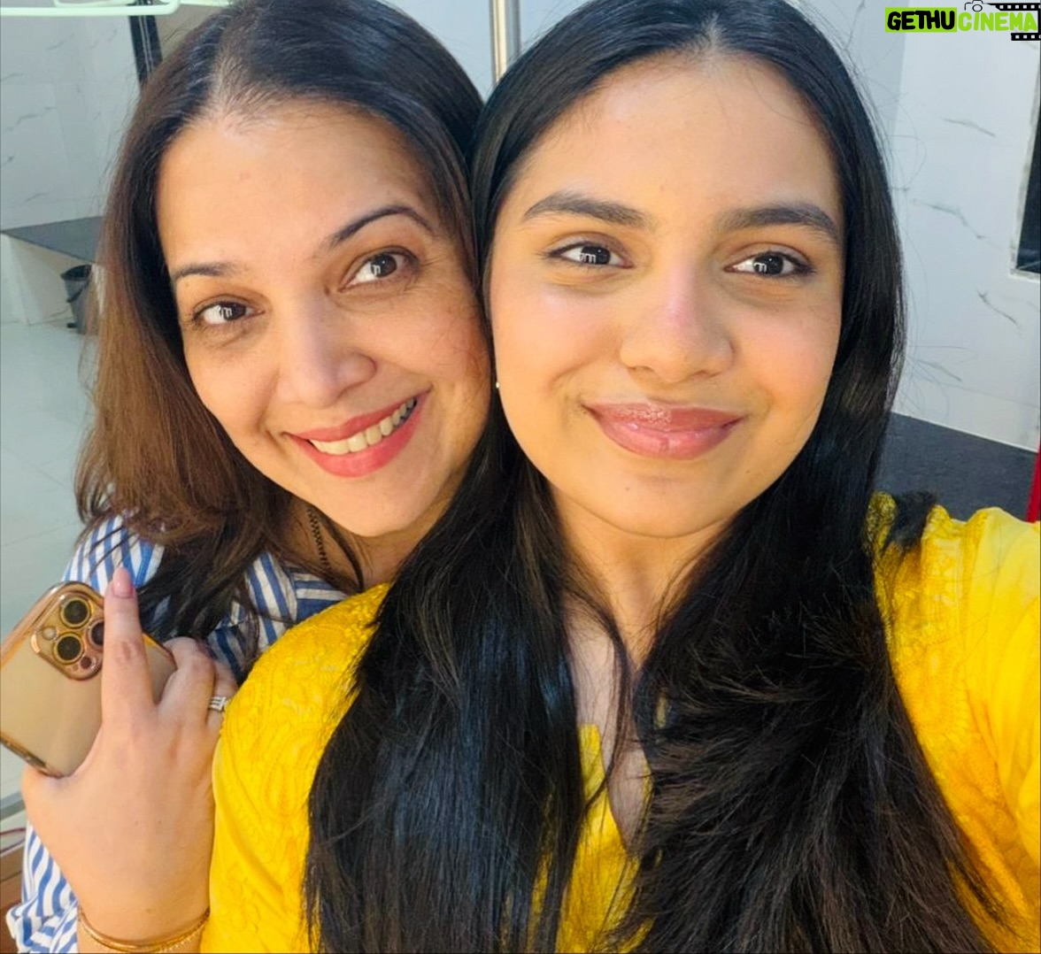 Shilpa Tulaskar - 4.5K Likes - जवळ जवळ वर्ष संपत आलं. हे वर्ष शूट त्यासाठीचा प्रवास नाटकाचे प्रयोग ह्या सगळ्यात गेलं. प्रत्येक पात्र साकारताना त्या पात्राचा अभ्यास करणं त्याला स्वतःमध्ये झिरपू देणं हे दिसायला सोपं असलं तरी मनावर काही ना काही छाप सोडून जातं. पण ह्या प्रत्येक पात्रामागे धावता धावता सतत आत बोलत असतं ते आईपण... 
शूट साठी बाहेर गेल्यावर आपलं बाळ काय करत असेल ह्याची काळजी सतत मनाला लागून राहिलेली असते. दिवसाअखेर आईला तिचं बाळ काही सोडवत नाही. ते कितीही मोठं झालं तरी... 
अशा ह्या पात्र आणि आई च्या द्विधा मनस्थितीत कुठेतरी थेरपी हवी असं वाटतं... 
आणि मग वाजते नाटकाची तिसरी घंटा... “मी vs मी” - कारण हे नाटक नाही थेरपी आहे.
 15 November. Saturday. 4 pm. Dinanath Natyagruha.
 As I leave my heart back home each time I step out to work for the past 22 years…(That’s how old my first born is… ) I feel a deep sense of longing and belonging. A longing to rush back and hold my babies tight . Forever. A belonging to a world that that gave me my place in this beautiful world of ‘make believe’ ! 
  I realise that it is so so gratifying to paint your face the various colours of each character you bring to life even while something keeps tugging at your heart that you left at home. 
  What you leave behind is very precious. Your only wealth. But a lot of times you also leave behind high fevers, aching tummies, firecracker burns, handfull of puke, motorbike injuries and eyes that stare into your soul saying “ Aai you go” .  Because you made a commitment. To paving the way to make a life of balance and meaning . A balance you never create. A meaningful life you most surely do. You carry this to your performance. That, now is your therapy. #mevsme👊 . Not just a play. Therapy😊