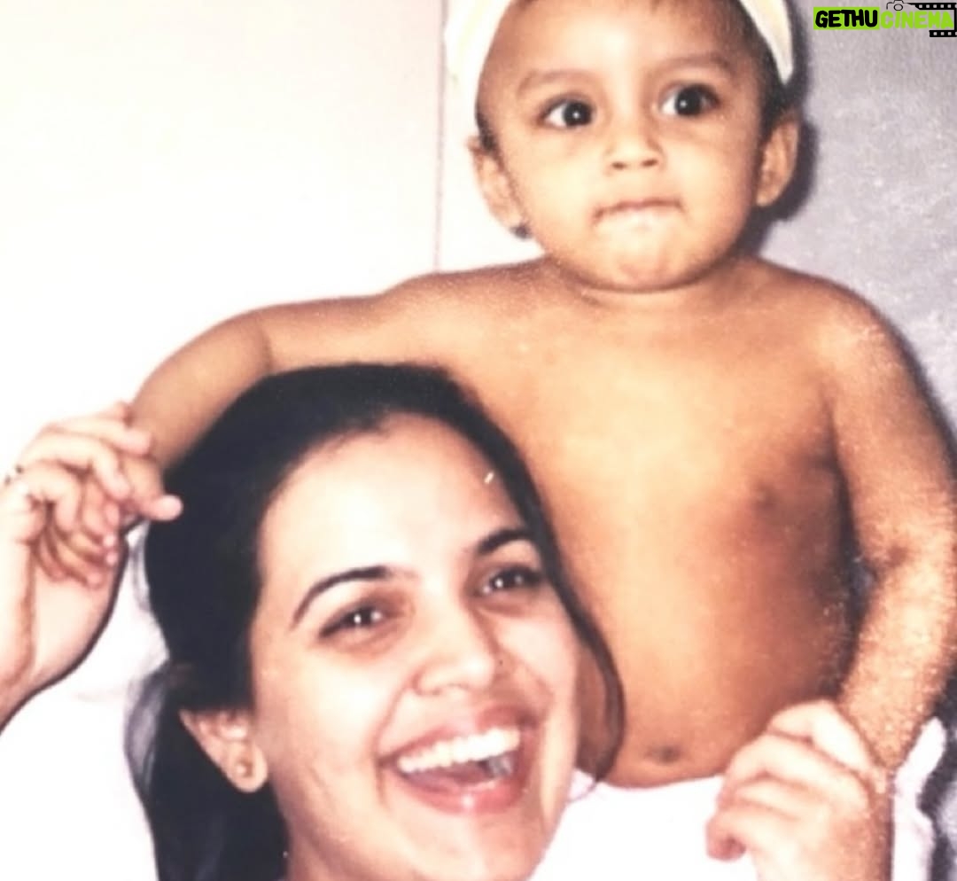 Shilpa Tulaskar - 4.5K Likes - जवळ जवळ वर्ष संपत आलं. हे वर्ष शूट त्यासाठीचा प्रवास नाटकाचे प्रयोग ह्या सगळ्यात गेलं. प्रत्येक पात्र साकारताना त्या पात्राचा अभ्यास करणं त्याला स्वतःमध्ये झिरपू देणं हे दिसायला सोपं असलं तरी मनावर काही ना काही छाप सोडून जातं. पण ह्या प्रत्येक पात्रामागे धावता धावता सतत आत बोलत असतं ते आईपण... 
शूट साठी बाहेर गेल्यावर आपलं बाळ काय करत असेल ह्याची काळजी सतत मनाला लागून राहिलेली असते. दिवसाअखेर आईला तिचं बाळ काही सोडवत नाही. ते कितीही मोठं झालं तरी... 
अशा ह्या पात्र आणि आई च्या द्विधा मनस्थितीत कुठेतरी थेरपी हवी असं वाटतं... 
आणि मग वाजते नाटकाची तिसरी घंटा... “मी vs मी” - कारण हे नाटक नाही थेरपी आहे.
 15 November. Saturday. 4 pm. Dinanath Natyagruha.
 As I leave my heart back home each time I step out to work for the past 22 years…(That’s how old my first born is… ) I feel a deep sense of longing and belonging. A longing to rush back and hold my babies tight . Forever. A belonging to a world that that gave me my place in this beautiful world of ‘make believe’ ! 
  I realise that it is so so gratifying to paint your face the various colours of each character you bring to life even while something keeps tugging at your heart that you left at home. 
  What you leave behind is very precious. Your only wealth. But a lot of times you also leave behind high fevers, aching tummies, firecracker burns, handfull of puke, motorbike injuries and eyes that stare into your soul saying “ Aai you go” .  Because you made a commitment. To paving the way to make a life of balance and meaning . A balance you never create. A meaningful life you most surely do. You carry this to your performance. That, now is your therapy. #mevsme👊 . Not just a play. Therapy😊