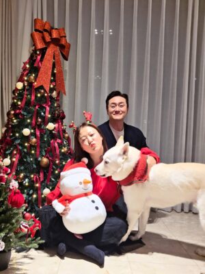 Shim Jin-hwa Instagram - ㅎㅎㅎ
오랜만에 개족사진🐶🥰😍🎄💕

협조 좀 하자 김태풍!!!
ㅋㅋㅋㅋㅋ