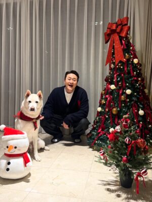 Shim Jin-hwa Instagram - ㅎㅎㅎ
오랜만에 개족사진🐶🥰😍🎄💕

협조 좀 하자 김태풍!!!
ㅋㅋㅋㅋㅋ