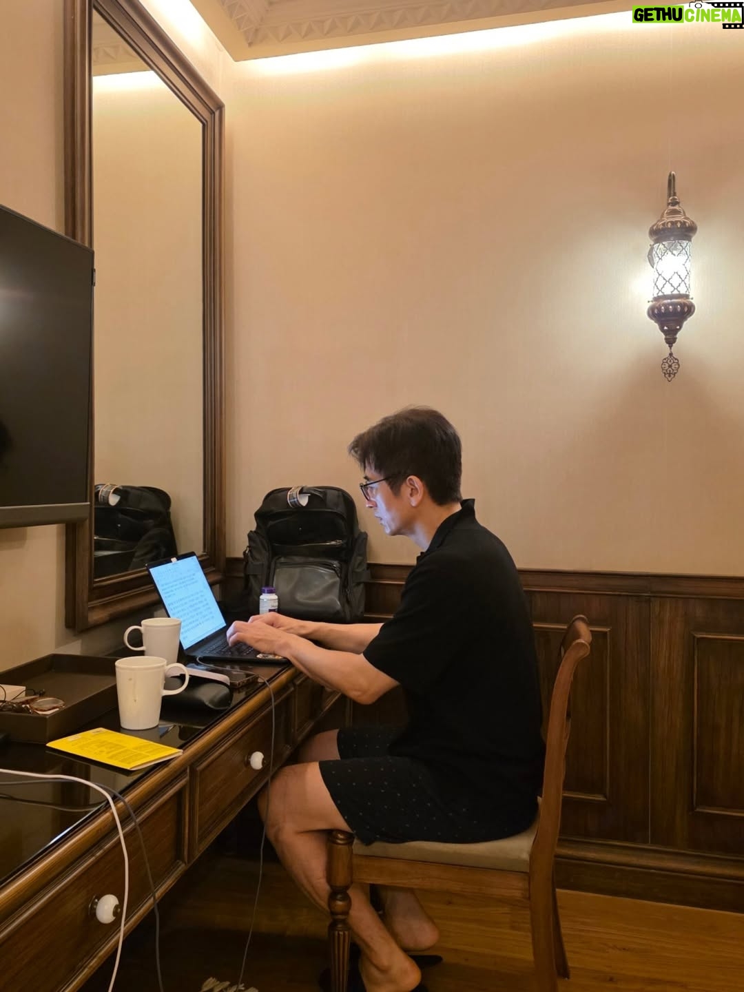 Shin Ae-ra - 17.3K Likes - 남편은 어디서든 강의준비를했고
나는 어디서든 먹었다
그결과,
남편은 멋진강의를했고
나는 여느때처럼 여행살 2kg을 얻었다

#류블랴나 와 #이스탄불 에서 느낀점
1.학생들이 한국문화에 진심이다
  한국말도 어쩜이리 잘할까
2.자랑스러운 한국인으로서  잘행동해야겠다
3.영어로 강의할수있는 남편이 진짜 부럽다
4.선물은 세계각국 공통 참여촉진제다
5.아무리 행복한일이라도 끝나면 더행복하다
6.이제 쫌 덜 먹어야겠다^^

#류블랴나대학한국학과
#이스탄불대학한국어문학과
#세종어학당