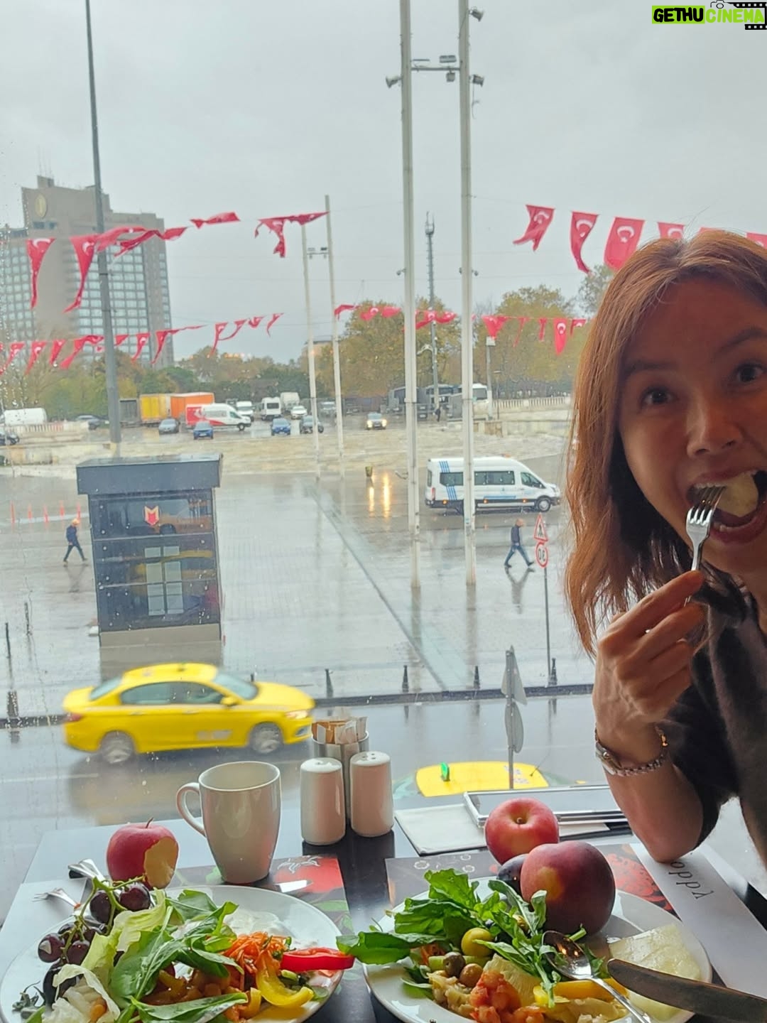 Shin Ae-ra - 17.3K Likes - 남편은 어디서든 강의준비를했고
나는 어디서든 먹었다
그결과,
남편은 멋진강의를했고
나는 여느때처럼 여행살 2kg을 얻었다

#류블랴나 와 #이스탄불 에서 느낀점
1.학생들이 한국문화에 진심이다
  한국말도 어쩜이리 잘할까
2.자랑스러운 한국인으로서  잘행동해야겠다
3.영어로 강의할수있는 남편이 진짜 부럽다
4.선물은 세계각국 공통 참여촉진제다
5.아무리 행복한일이라도 끝나면 더행복하다
6.이제 쫌 덜 먹어야겠다^^

#류블랴나대학한국학과
#이스탄불대학한국어문학과
#세종어학당