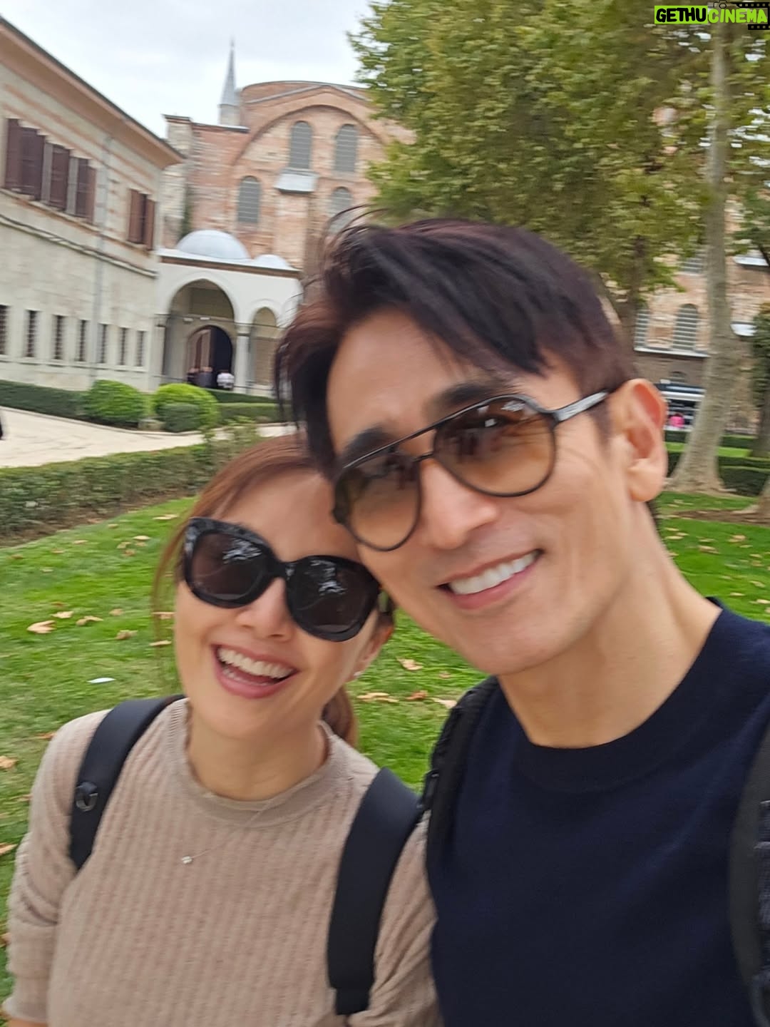 Shin Ae-ra - 17.3K Likes - 남편은 어디서든 강의준비를했고
나는 어디서든 먹었다
그결과,
남편은 멋진강의를했고
나는 여느때처럼 여행살 2kg을 얻었다

#류블랴나 와 #이스탄불 에서 느낀점
1.학생들이 한국문화에 진심이다
  한국말도 어쩜이리 잘할까
2.자랑스러운 한국인으로서  잘행동해야겠다
3.영어로 강의할수있는 남편이 진짜 부럽다
4.선물은 세계각국 공통 참여촉진제다
5.아무리 행복한일이라도 끝나면 더행복하다
6.이제 쫌 덜 먹어야겠다^^

#류블랴나대학한국학과
#이스탄불대학한국어문학과
#세종어학당
