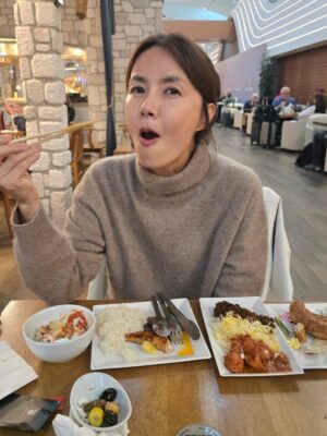 Shin Ae-ra Instagram - 남편은 어디서든 강의준비를했고
나는 어디서든 먹었다
그결과,
남편은 멋진강의를했고
나는 여느때처럼 여행살 2kg을 얻었다

#류블랴나 와 #이스탄불 에서 느낀점
1.학생들이 한국문화에 진심이다
  한국말도 어쩜이리 잘할까
2.자랑스러운 한국인으로서  잘행동해야겠다
3.영어로 강의할수있는 남편이 진짜 부럽다
4.선물은 세계각국 공통 참여촉진제다
5.아무리 행복한일이라도 끝나면 더행복하다
6.이제 쫌 덜 먹어야겠다^^

#류블랴나대학한국학과
#이스탄불대학한국어문학과
#세종어학당