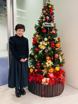 Shinobu Otake Instagram - 毎日お稽古の日々。
やっぱり楽しい。
初めての人も、久しぶりの人も、みんなで必死にやってます。
休憩時間は思い切り笑ってる。
良いチームになりそうです。
いや、もう良いチームになっています。

今日は稽古後、あるテレビ番組の収録がありました。
クリスマスツリーが飾ってあった。
そして、宣伝部の方にこんな可愛いケーキを頂きました。
リア王で、男性の身体になってしまった私😅
雨に打たれるので絶対に風邪を引けないと思い、食べ続けてしまった私。
ケーキは太っちゃう…と思ったけど、結局誘惑に負けて食べてしまった私😱

まあいいか。

#piaf
#ピアフ
#シアタークリエ
#大竹しのぶ