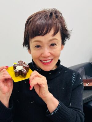 Shinobu Otake Instagram - 毎日お稽古の日々。
やっぱり楽しい。
初めての人も、久しぶりの人も、みんなで必死にやってます。
休憩時間は思い切り笑ってる。
良いチームになりそうです。
いや、もう良いチームになっています。

今日は稽古後、あるテレビ番組の収録がありました。
クリスマスツリーが飾ってあった。
そして、宣伝部の方にこんな可愛いケーキを頂きました。
リア王で、男性の身体になってしまった私😅
雨に打たれるので絶対に風邪を引けないと思い、食べ続けてしまった私。
ケーキは太っちゃう…と思ったけど、結局誘惑に負けて食べてしまった私😱

まあいいか。

#piaf
#ピアフ
#シアタークリエ
#大竹しのぶ