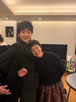 Shinobu Otake Instagram - 12月５日は、中村勘三郎さんの祥月命日でした。
たくさんの仲間が集まりました。
私も仕事を終えご自宅へ。
沢山のお花に囲まれたご仏壇の中で、変わらない笑顔の勘三郎さんの写真を見ながら13年が経ってしまったなんてと、信じられない気持ちになります。
二人のお孫さんも大きくなり、なおちゃん（勘太郎）とみんなが背比べを始めました。

久しぶりになおちゃんのりちゃんに会い、小さい頃によくやっていた戦いごっこも復活。
思い切り走って隠れて、大声あげて、楽しい時間でした。

でも、のりさんいないとやっぱり寂しいねぇと、みんなでしみじみ話しました。

この日は、永遠に忘れられない日になってしまった。
そして自分の贈ったお花入れるの忘れてしまった。

#中村勘三郎　さん
#中村勘太郎　くん
#大竹しのぶ