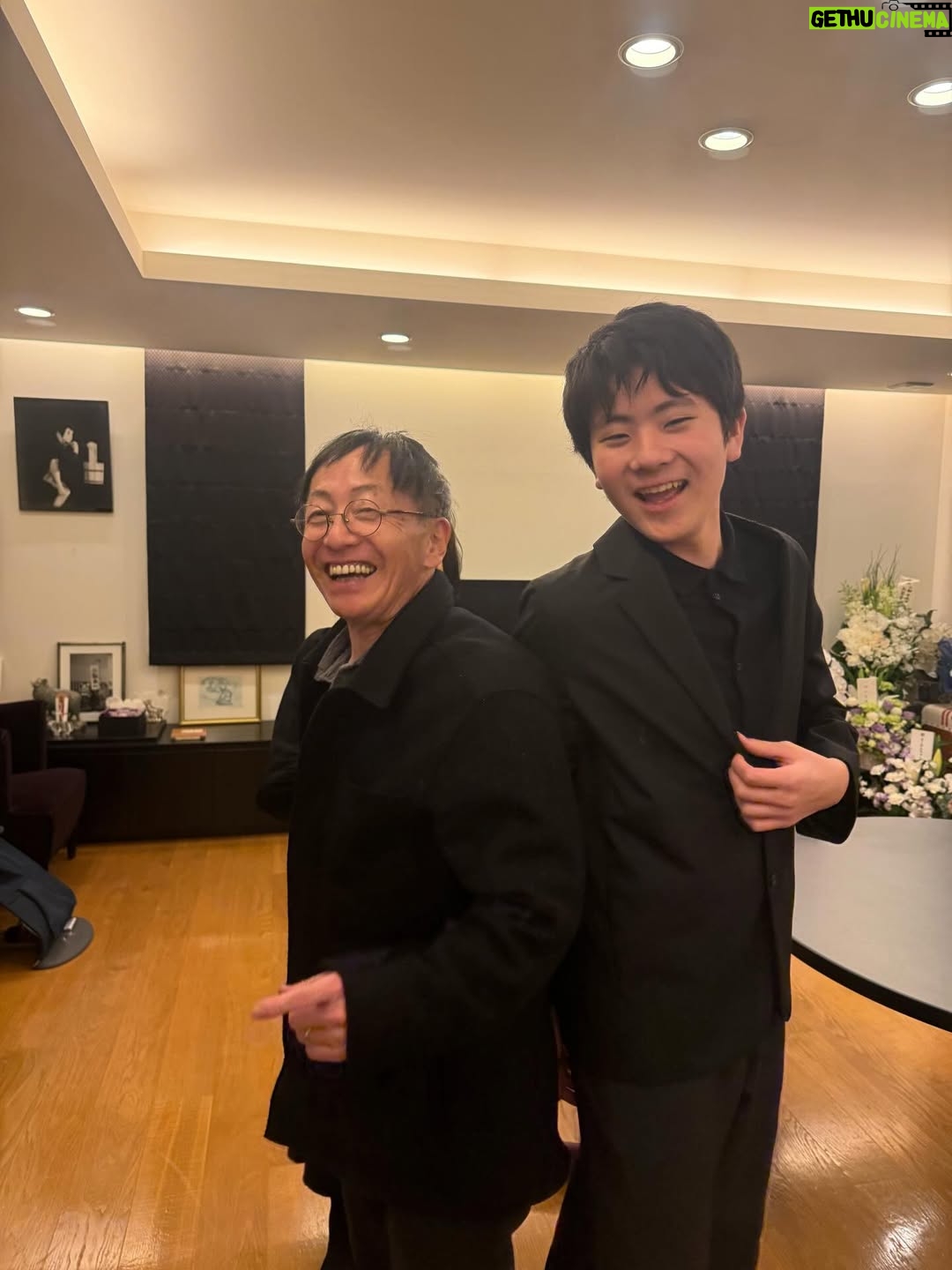 Shinobu Otake - 27.6K Likes - 12月５日は、中村勘三郎さんの祥月命日でした。
たくさんの仲間が集まりました。
私も仕事を終えご自宅へ。
沢山のお花に囲まれたご仏壇の中で、変わらない笑顔の勘三郎さんの写真を見ながら13年が経ってしまったなんてと、信じられない気持ちになります。
二人のお孫さんも大きくなり、なおちゃん（勘太郎）とみんなが背比べを始めました。

久しぶりになおちゃんのりちゃんに会い、小さい頃によくやっていた戦いごっこも復活。
思い切り走って隠れて、大声あげて、楽しい時間でした。

でも、のりさんいないとやっぱり寂しいねぇと、みんなでしみじみ話しました。

この日は、永遠に忘れられない日になってしまった。
そして自分の贈ったお花入れるの忘れてしまった。

#中村勘三郎　さん
#中村勘太郎　くん
#大竹しのぶ