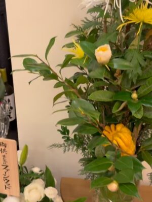Shinobu Otake Instagram - 12月５日は、中村勘三郎さんの祥月命日でした。
たくさんの仲間が集まりました。
私も仕事を終えご自宅へ。
沢山のお花に囲まれたご仏壇の中で、変わらない笑顔の勘三郎さんの写真を見ながら13年が経ってしまったなんてと、信じられない気持ちになります。
二人のお孫さんも大きくなり、なおちゃん（勘太郎）とみんなが背比べを始めました。

久しぶりになおちゃんのりちゃんに会い、小さい頃によくやっていた戦いごっこも復活。
思い切り走って隠れて、大声あげて、楽しい時間でした。

でも、のりさんいないとやっぱり寂しいねぇと、みんなでしみじみ話しました。

この日は、永遠に忘れられない日になってしまった。
そして自分の贈ったお花入れるの忘れてしまった。

#中村勘三郎　さん
#中村勘太郎　くん
#大竹しのぶ