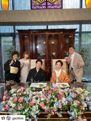 Shinobu Otake Instagram - 私のモノマネをいつもして下さっている中垣みなさんの投稿です。
さんまさんの番組で放送された、息子の結婚披露宴の再現との事でした。

まさか息子が披露宴をあげた同じ場所で撮影をしたなんて、びっくり。
そして着ているものもそっくりで、それにも驚きました。

すごいなあ。
みんなが幸せな気持ちになったあの時間が蘇りました。

#中垣みな　さん
#ほいけんた　さん
#寛香　さん
#大竹しのぶ
#piaf
#ピアフ