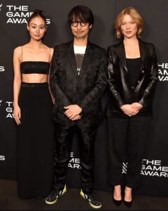Shioli Kutsuna Instagram - 3 year journey with @hideo_kojima &
@kojipro2015_official family. 秀夫監督の世界に参加できて、幸せです。有難うございます🥹
#DEATHSTRANDING 2 ON THE BEACH out now🎮💝 みなさんゲームの中で会いましょ〜〜🐨🤰☔️🌈
