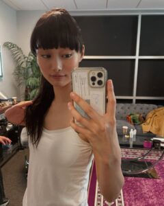 Shioli Kutsuna Instagram - 3 year journey with @hideo_kojima &
@kojipro2015_official family. 秀夫監督の世界に参加できて、幸せです。有難うございます🥹
#DEATHSTRANDING 2 ON THE BEACH out now🎮💝 みなさんゲームの中で会いましょ〜〜🐨🤰☔️🌈