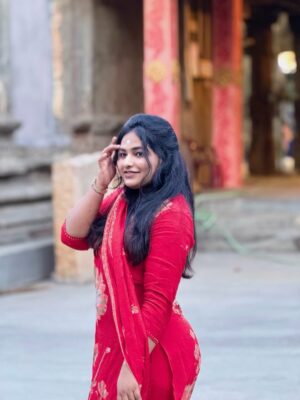 Shruthi Selvam Instagram - Ponmagal Energy Only 💛 
. 
#shruthiselvam #tirupur #templeday #positivity #ootd #tamilponnu