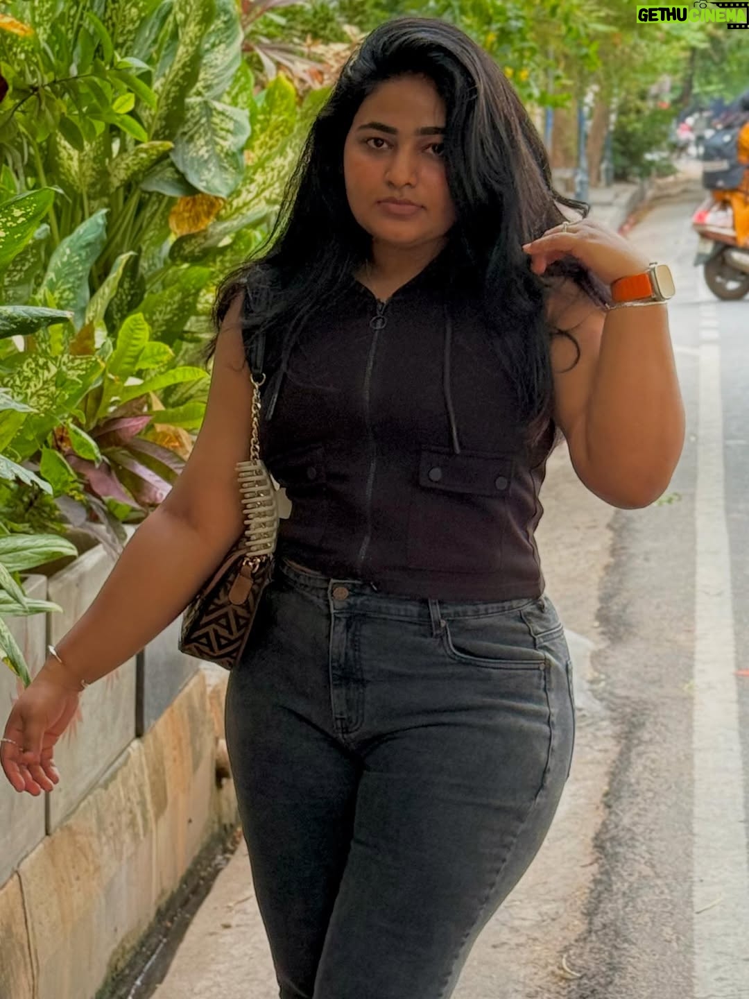 Shruthi Selvam - 15.3K Likes - Which one? 1,2,3 or 4? 💃 #pondicherry ♥️
.
#shruthiselvam
