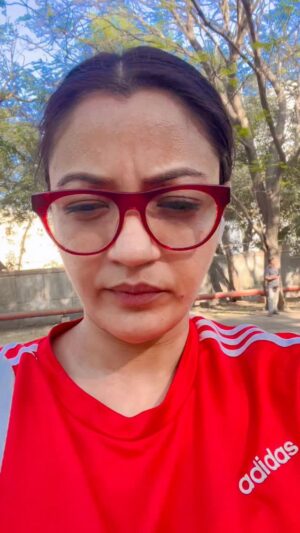 Shruti Rawat Instagram - Agar kabhi bhi zindagi me ahenkaar sar me chadne lage, aur aisa lage ki aap bohat Important ho⦠Mumbai aake autos me travel karne lage please šš»š
Auto wale bhais wil tell u exactly where u stand š¤£
I Really Respect Auto Drivers.. They treat everyone The Same N equal.