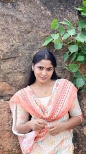 Shruti Reddy Instagram - Em jaruguthondi na manasuku evala.. 🧡🤍
📸: @abhinand_portrait_6
Edit: 🙋🏻♀️
Hair: @ramanababu660
#telugu #love #songs #romantic #trending #music #trendingsongs #chillvibes #reels #telugusongs