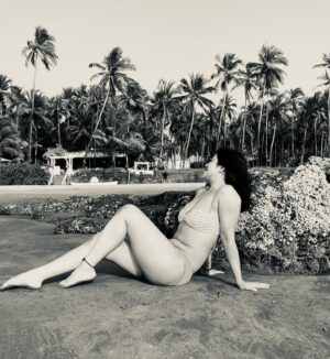 Shweta Gulati Instagram - Need to give myself a little reminder of how magical I am… 🖤 

#sundaymagic #magicalgirl #loveyourself #shwetagulati #iamworthy