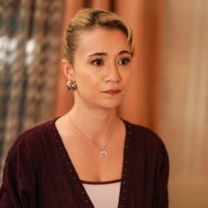 Sibel Aytan Instagram - Bu akşam artık veda vakti mimiciklerim.
Yeni hikayelerde görüşmek üzere! 
seni de çok özleyeceğim kız çocuğu. 
“unutmayın hiçbir şeyi kafanıza takmıyorsunuz ve unutmayın kraliçeler sadece taç takar. 👸🏼” 
Miy miy!
