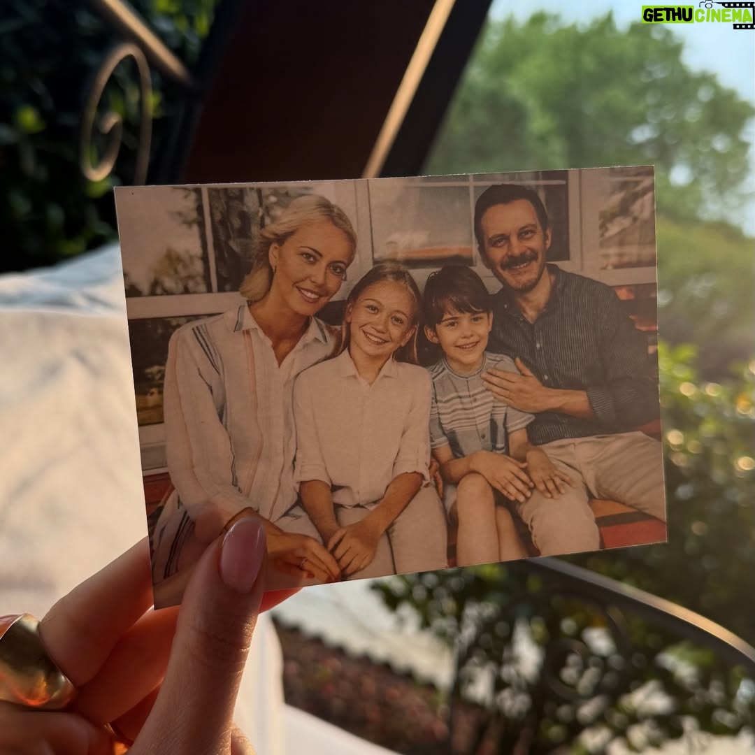 Sibel Aytan - 7.2K Likes - Bu akşam artık veda vakti mimiciklerim.
Yeni hikayelerde görüşmek üzere! 
seni de çok özleyeceğim kız çocuğu. 
“unutmayın hiçbir şeyi kafanıza takmıyorsunuz ve unutmayın kraliçeler sadece taç takar. 👸🏼” 
Miy miy!