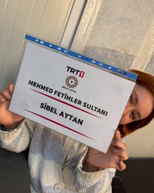 Sibel Aytan Instagram - Fatıma hatun🌹 Maria..
Sezon boyunca iki ayrı isim iki ayrı dünya ve tek bir niyet vardı. Görev tamam. 
Umarım böylesine güçlü bir karakteri layığıyla oynayabilmişimdir. 
Yapım ekibimize, yönetmenlerimize, canla başla çalışan her birimden ekibimize, oyun arkadaşlarıma ve emeği geçen herkese çok teşekkür ediyorum.
Yeni hikayelerde, yeniden görüşmek dileğiyle. 🙏🏻
@mehmedfetihlersultanitrt