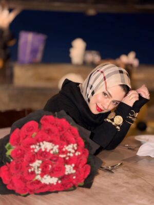 Sidra Batool Instagram - This year I chose peace — keeping all I need, releasing the rest. Growing, glowing, and trusting Allah’s timing 🤍

Photo courtesy @nimrakhan_official 📸