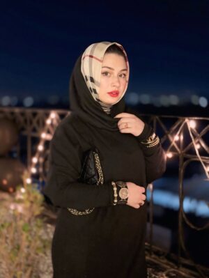 Sidra Batool Instagram - This year I chose peace — keeping all I need, releasing the rest. Growing, glowing, and trusting Allah’s timing 🤍

Photo courtesy @nimrakhan_official 📸