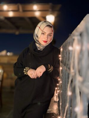 Sidra Batool Instagram - This year I chose peace — keeping all I need, releasing the rest. Growing, glowing, and trusting Allah’s timing 🤍

Photo courtesy @nimrakhan_official 📸