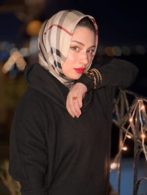 Sidra Batool Instagram - This year I chose peace — keeping all I need, releasing the rest. Growing, glowing, and trusting Allah’s timing 🤍

Photo courtesy @nimrakhan_official 📸