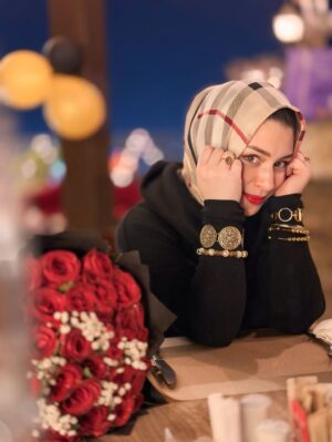 Sidra Batool Instagram - This year I chose peace — keeping all I need, releasing the rest. Growing, glowing, and trusting Allah’s timing 🤍

Photo courtesy @nimrakhan_official 📸