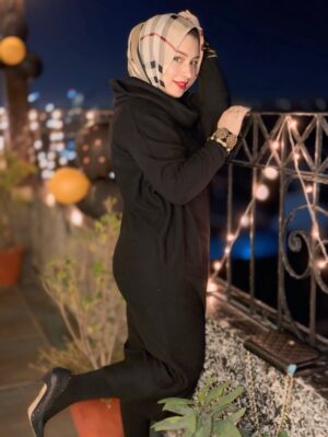 Sidra Batool Instagram - This year I chose peace — keeping all I need, releasing the rest. Growing, glowing, and trusting Allah’s timing 🤍

Photo courtesy @nimrakhan_official 📸
