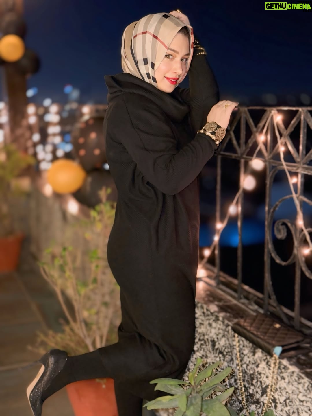 Sidra Batool - 12.9K Likes - This year I chose peace — keeping all I need, releasing the rest. Growing, glowing, and trusting Allah’s timing 🤍

Photo courtesy @nimrakhan_official 📸