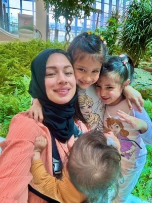 Sidra Batool Instagram - Har dua ka phool — meri betiyan 🌷

Tagging all the GIRLS moms out there. This is for “US” 🤍. When people say ‘hayee apki 3 betiyan hain, Allah larka bhi de. I just smile. Because my daughters are not “LESS’” they are my strength, my light, my rehmat and the most beautiful gift Allah has written for me 🌸✨ And next time someone says ‘sirf betiyan hain’ remember, Allah chose your home to pour this blessing. Don’t feel sad or angry… your house is already full of rehmat and noor 🤍

Can you guess the last pic? 

#mashallah #DaughtersAreBlessings #LittleQueens #GiftOfAllah #DaddyLittleGirl #MamaLove #HomeIsWhereDaughterIs #BundleOfJoy