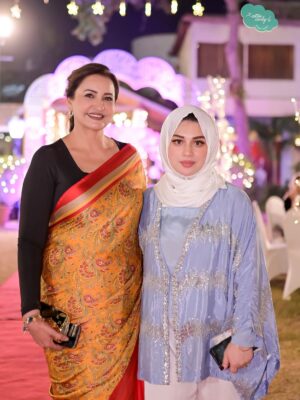 Sidra Batool Instagram - ⁨	فاصلے اور وقت ان رشتوں پر دھول جمنے نہیں دیتے جو رشتے 

پیار ،احترام  احساس اور محبت سے جوڑے گئے ہوں ❤️❤️❤️

آج کتنے عرصے بعد پیاری سِدرا اور اُس کی فیملی سے مل کر دل کو 

سکون ملا کہ میرے رب نے گھر اور رحمت سے مالا مال کیا 🙏🙏🙏

بچیوں کی سالگرہ بہت مبارک ہو ان کے چہروں کی طرح بخت بھی چمکتے 

رہیں 🙏🙏🙏⁩

Thank you so much my lovely @asmaabbasgill  for this beautiful sareeeeee♥️♥️♥️