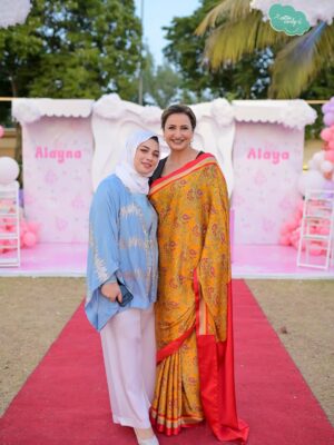 Sidra Batool Instagram - ⁨	فاصلے اور وقت ان رشتوں پر دھول جمنے نہیں دیتے جو رشتے 

پیار ،احترام  احساس اور محبت سے جوڑے گئے ہوں ❤️❤️❤️

آج کتنے عرصے بعد پیاری سِدرا اور اُس کی فیملی سے مل کر دل کو 

سکون ملا کہ میرے رب نے گھر اور رحمت سے مالا مال کیا 🙏🙏🙏

بچیوں کی سالگرہ بہت مبارک ہو ان کے چہروں کی طرح بخت بھی چمکتے 

رہیں 🙏🙏🙏⁩

Thank you so much my lovely @asmaabbasgill  for this beautiful sareeeeee♥️♥️♥️