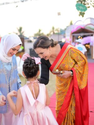 Sidra Batool Instagram - ⁨	فاصلے اور وقت ان رشتوں پر دھول جمنے نہیں دیتے جو رشتے 

پیار ،احترام  احساس اور محبت سے جوڑے گئے ہوں ❤️❤️❤️

آج کتنے عرصے بعد پیاری سِدرا اور اُس کی فیملی سے مل کر دل کو 

سکون ملا کہ میرے رب نے گھر اور رحمت سے مالا مال کیا 🙏🙏🙏

بچیوں کی سالگرہ بہت مبارک ہو ان کے چہروں کی طرح بخت بھی چمکتے 

رہیں 🙏🙏🙏⁩

Thank you so much my lovely @asmaabbasgill  for this beautiful sareeeeee♥️♥️♥️