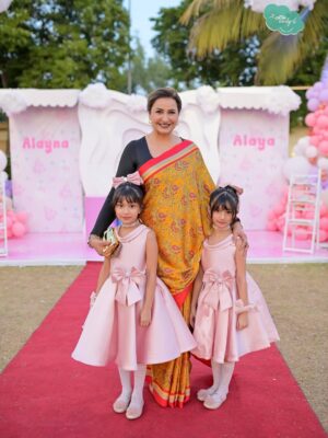 Sidra Batool Instagram - ⁨	فاصلے اور وقت ان رشتوں پر دھول جمنے نہیں دیتے جو رشتے 

پیار ،احترام  احساس اور محبت سے جوڑے گئے ہوں ❤️❤️❤️

آج کتنے عرصے بعد پیاری سِدرا اور اُس کی فیملی سے مل کر دل کو 

سکون ملا کہ میرے رب نے گھر اور رحمت سے مالا مال کیا 🙏🙏🙏

بچیوں کی سالگرہ بہت مبارک ہو ان کے چہروں کی طرح بخت بھی چمکتے 

رہیں 🙏🙏🙏⁩

Thank you so much my lovely @asmaabbasgill  for this beautiful sareeeeee♥️♥️♥️