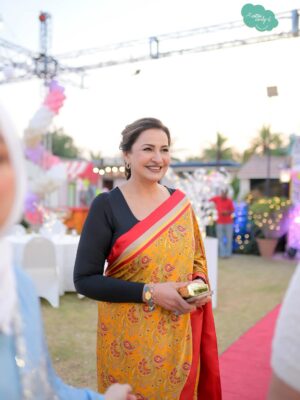 Sidra Batool Instagram - ⁨	فاصلے اور وقت ان رشتوں پر دھول جمنے نہیں دیتے جو رشتے 

پیار ،احترام  احساس اور محبت سے جوڑے گئے ہوں ❤️❤️❤️

آج کتنے عرصے بعد پیاری سِدرا اور اُس کی فیملی سے مل کر دل کو 

سکون ملا کہ میرے رب نے گھر اور رحمت سے مالا مال کیا 🙏🙏🙏

بچیوں کی سالگرہ بہت مبارک ہو ان کے چہروں کی طرح بخت بھی چمکتے 

رہیں 🙏🙏🙏⁩

Thank you so much my lovely @asmaabbasgill  for this beautiful sareeeeee♥️♥️♥️