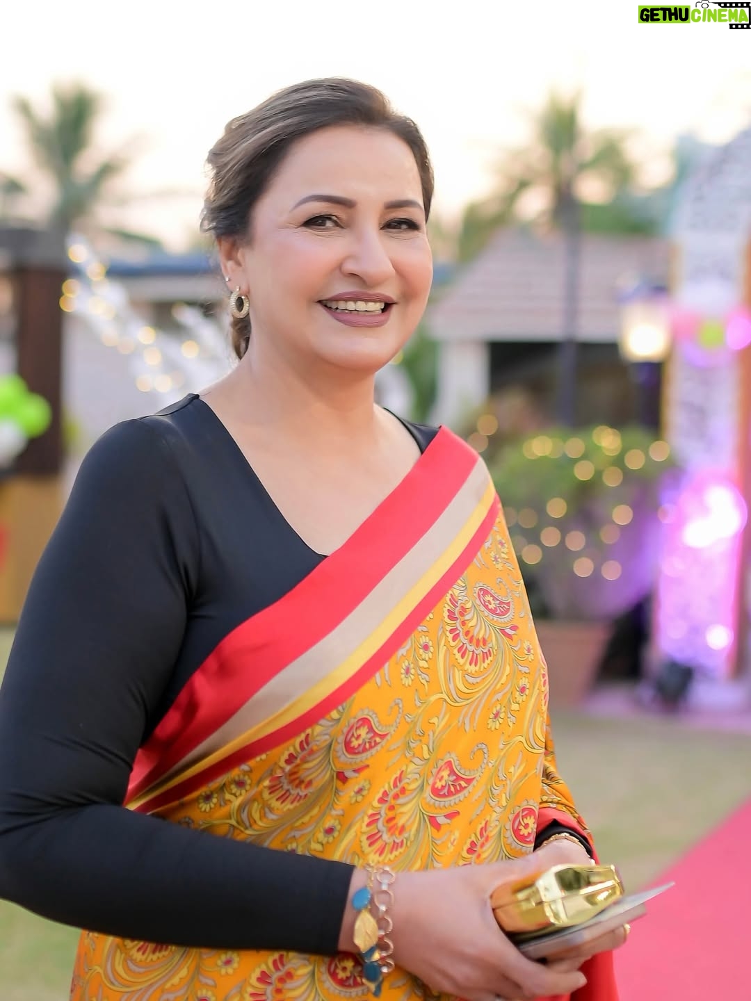 Sidra Batool - 61.7K Likes - ⁨	فاصلے اور وقت ان رشتوں پر دھول جمنے نہیں دیتے جو رشتے 

پیار ،احترام  احساس اور محبت سے جوڑے گئے ہوں ❤️❤️❤️

آج کتنے عرصے بعد پیاری سِدرا اور اُس کی فیملی سے مل کر دل کو 

سکون ملا کہ میرے رب نے گھر اور رحمت سے مالا مال کیا 🙏🙏🙏

بچیوں کی سالگرہ بہت مبارک ہو ان کے چہروں کی طرح بخت بھی چمکتے 

رہیں 🙏🙏🙏⁩

Thank you so much my lovely @asmaabbasgill  for this beautiful sareeeeee♥️♥️♥️