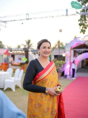 Sidra Batool Instagram - ⁨	فاصلے اور وقت ان رشتوں پر دھول جمنے نہیں دیتے جو رشتے 

پیار ،احترام  احساس اور محبت سے جوڑے گئے ہوں ❤️❤️❤️

آج کتنے عرصے بعد پیاری سِدرا اور اُس کی فیملی سے مل کر دل کو 

سکون ملا کہ میرے رب نے گھر اور رحمت سے مالا مال کیا 🙏🙏🙏

بچیوں کی سالگرہ بہت مبارک ہو ان کے چہروں کی طرح بخت بھی چمکتے 

رہیں 🙏🙏🙏⁩

Thank you so much my lovely @asmaabbasgill  for this beautiful sareeeeee♥️♥️♥️
